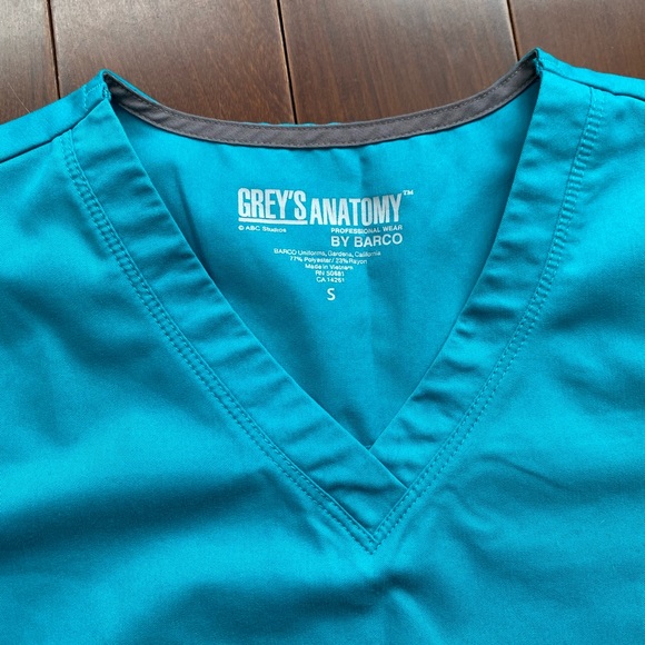 Greys Anatomy 2 Pocket V Neck Top - Teal - Picture 1 of 2